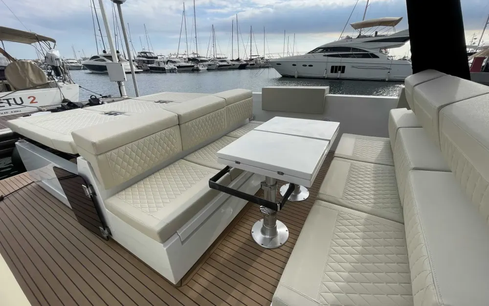 slider 10 De Antonio Yachts D34 Cruiser