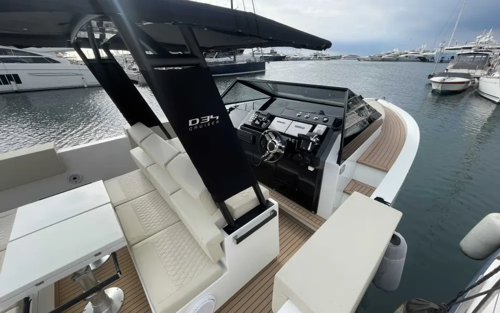 slider 4 De Antonio Yachts D34 Cruiser