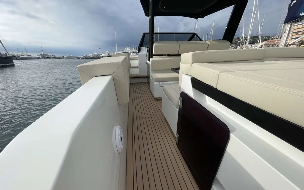 slider 5 De Antonio Yachts D34 Cruiser