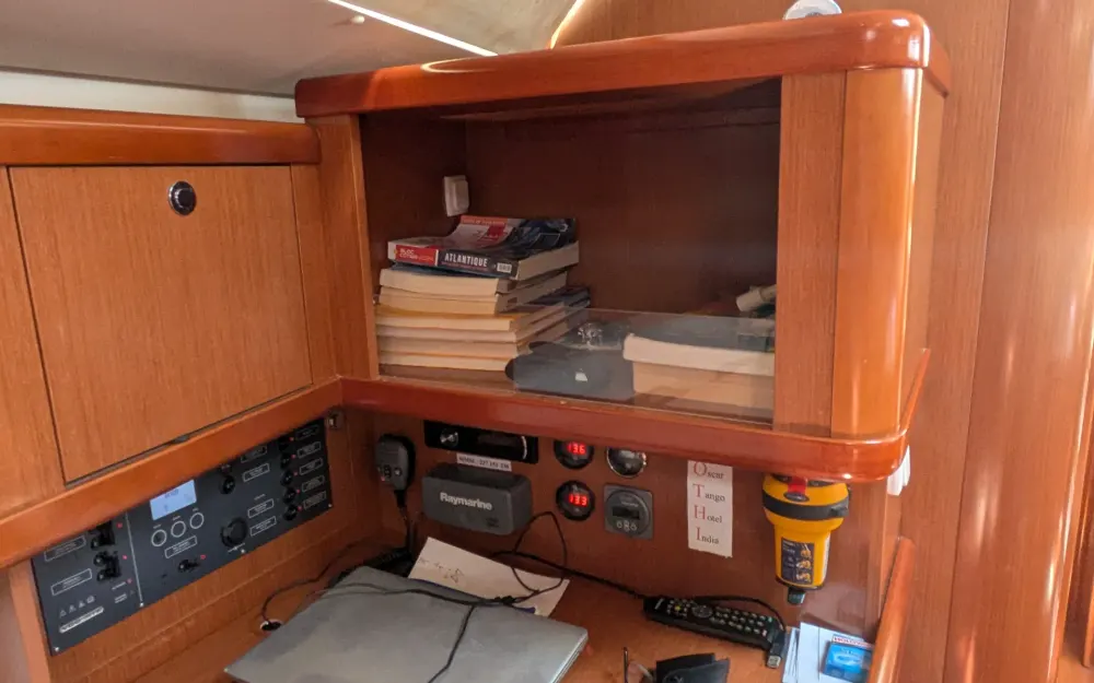 slider 9 Beneteau Oceanis 37
