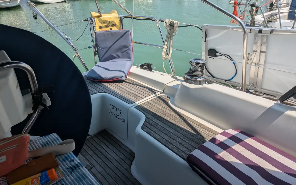 slider 1 Beneteau Oceanis 37