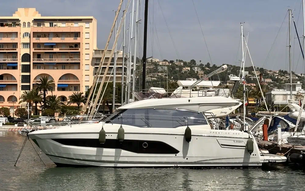 slider 0 Prestige Yachts 420 Fly