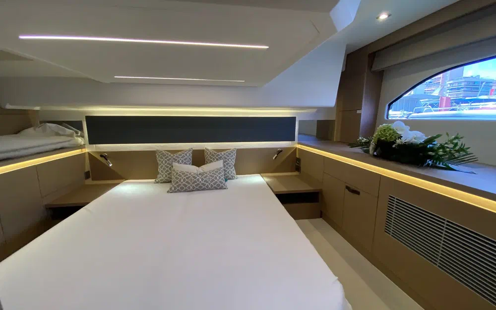 slider 16 Prestige Yachts 420 Fly