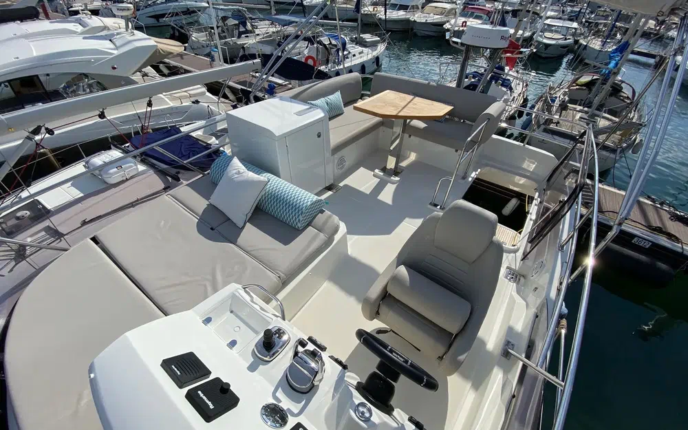 slider 1 Prestige Yachts 420 Fly