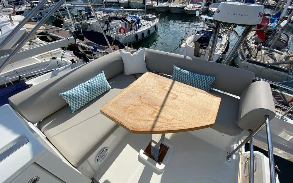 slider 2 Prestige Yachts 420 Fly