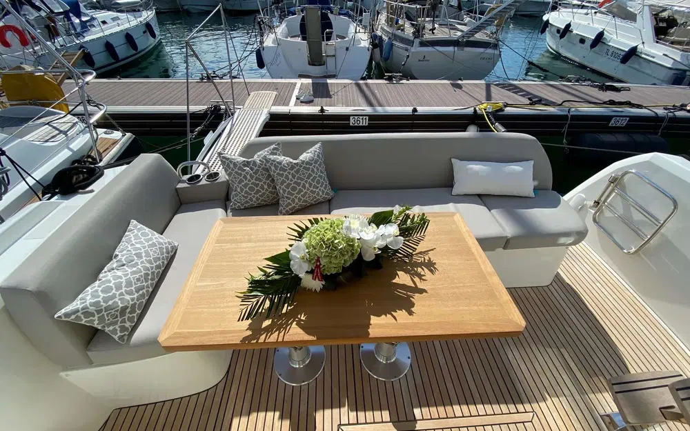 slider 4 Prestige Yachts 420 Fly
