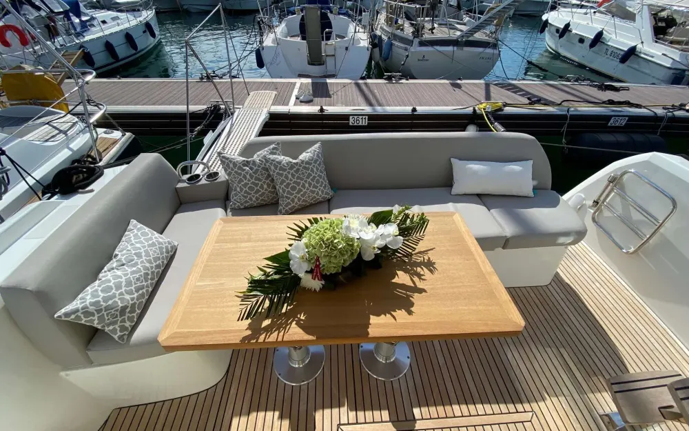 slider 4 Prestige Yachts Prestige 420 Fly