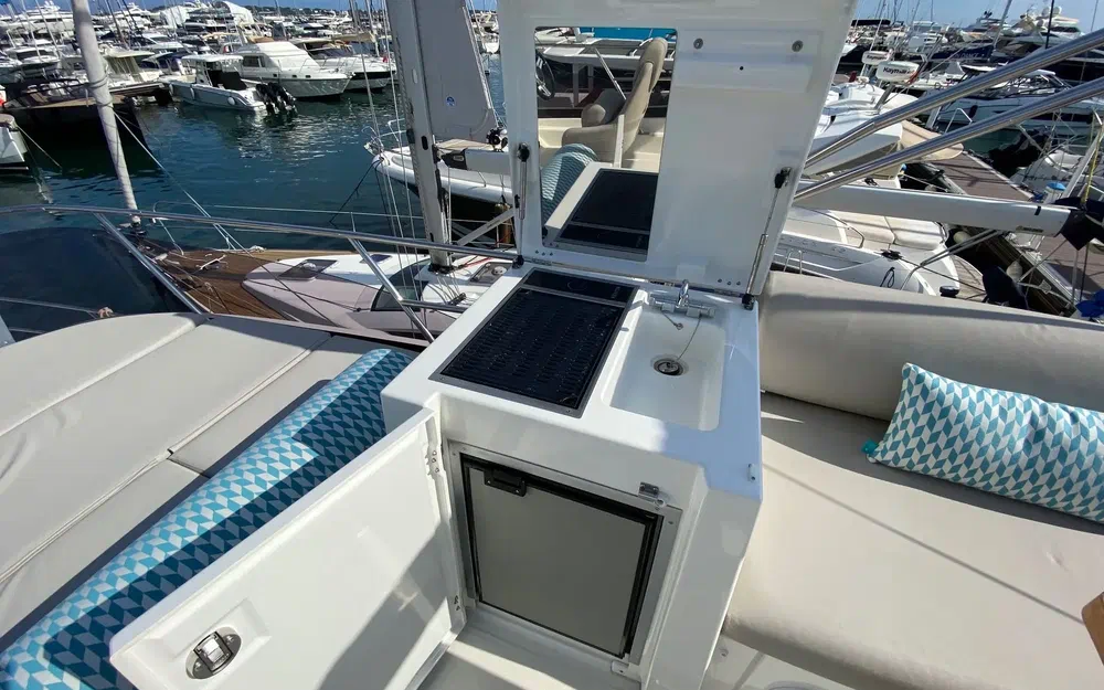 slider 6 Prestige Yachts 420 Fly