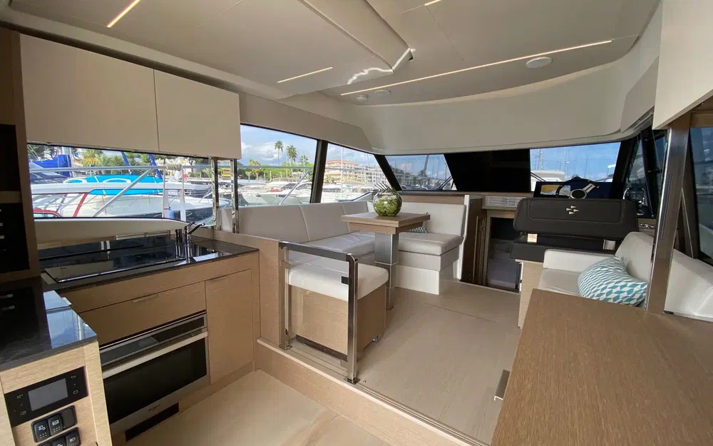 slider 8 Prestige Yachts 420 Fly