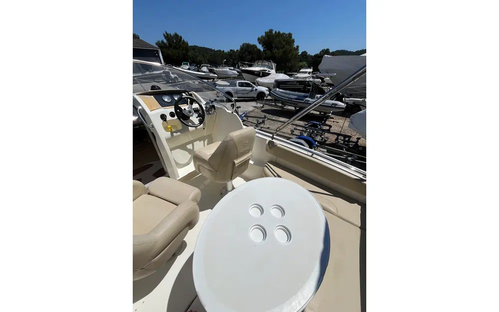 slider 19 Jeanneau Cap Camarat 715