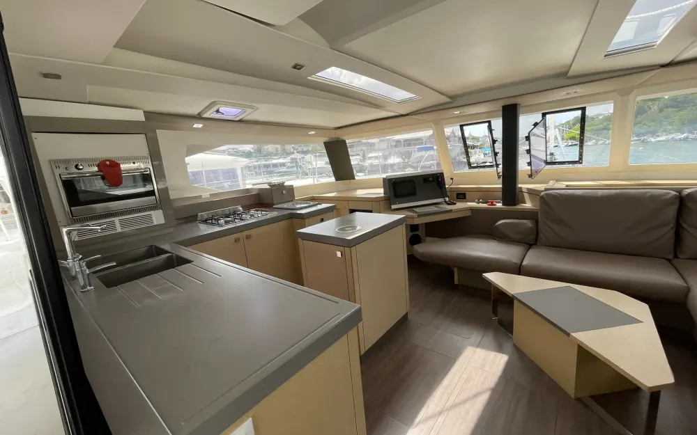 slider 10 Fountaine Pajot Saona 47