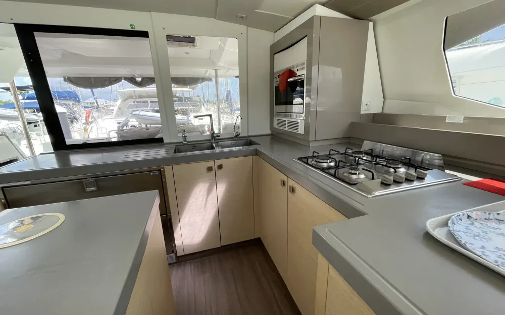 slider 12 Fountaine Pajot Saona 47