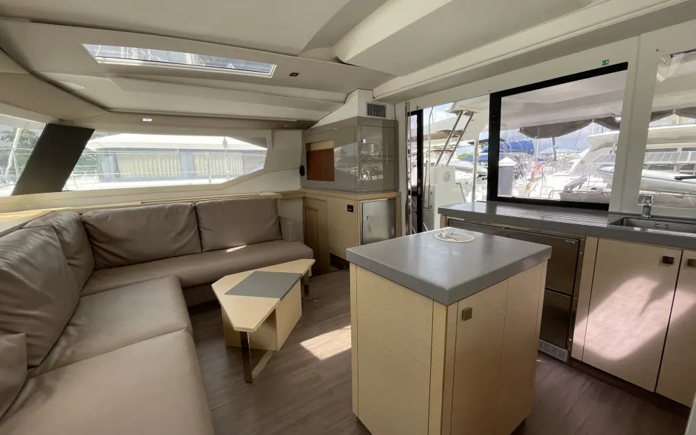 slider 13 Fountaine Pajot Saona 47