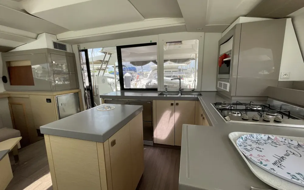 slider 14 Fountaine Pajot Saona 47