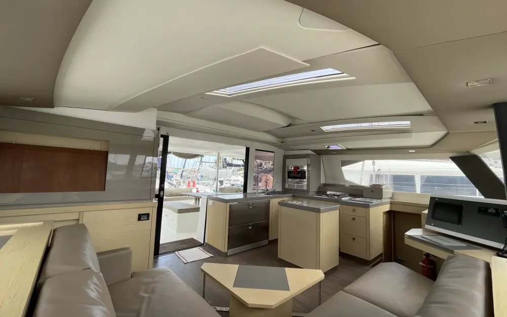 slider 23 Fountaine Pajot Saona 47