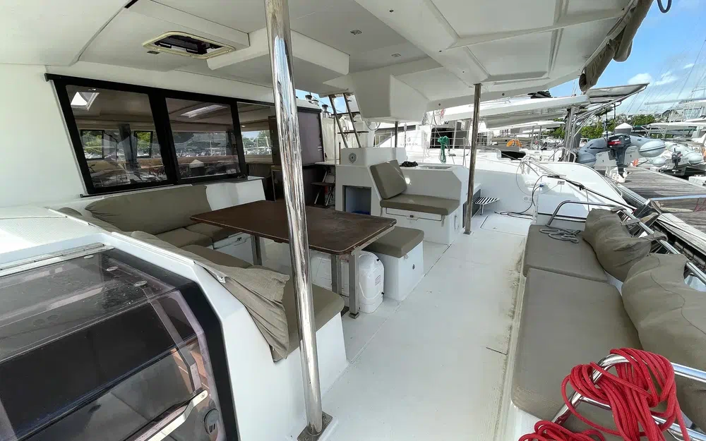 slider 34 Fountaine Pajot Saona 47