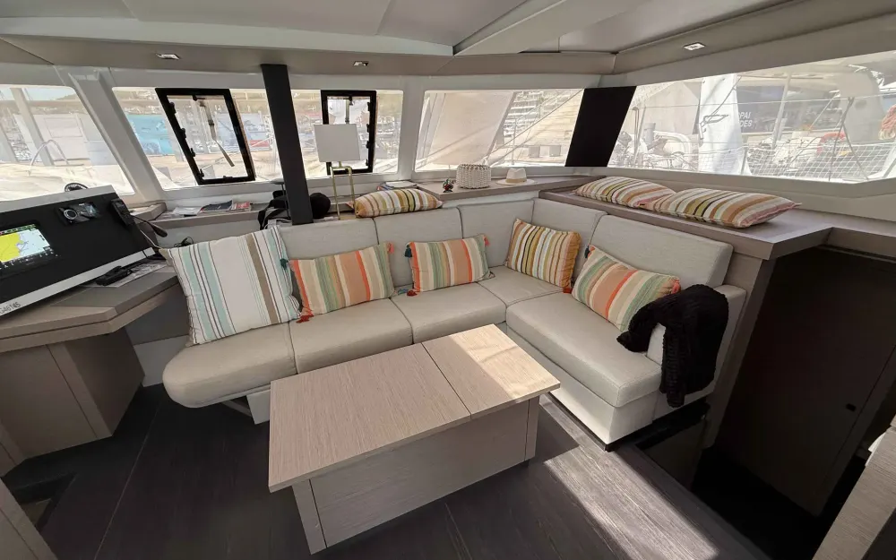 slider 17 Fountaine Pajot Astrea 42