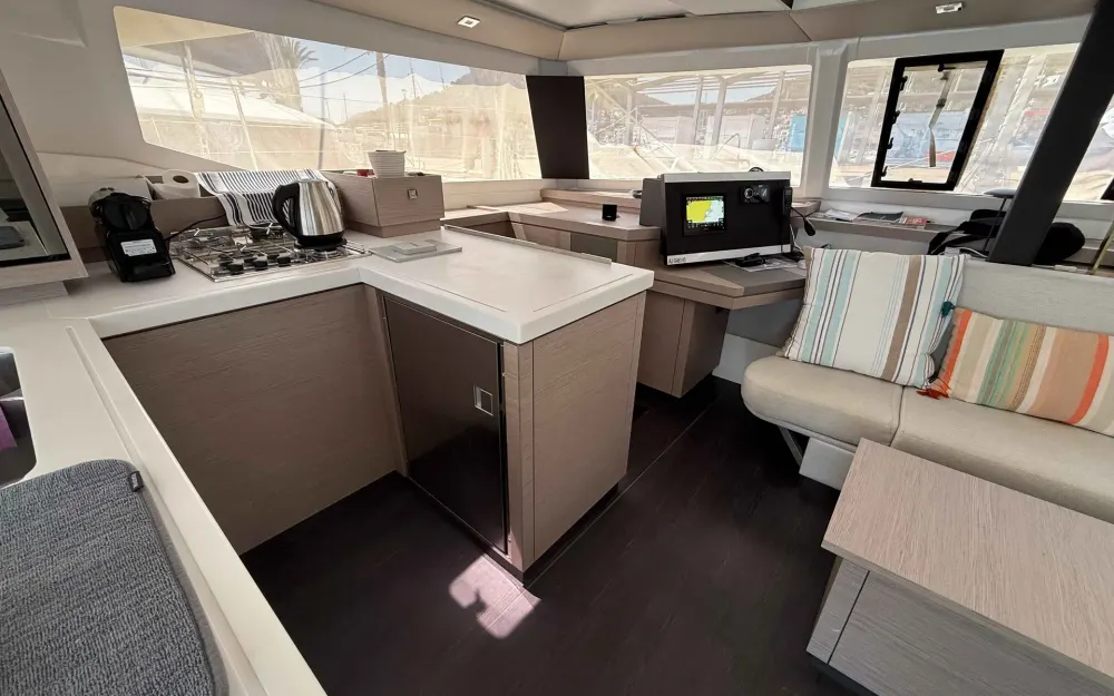 slider 18 Fountaine Pajot Astrea 42