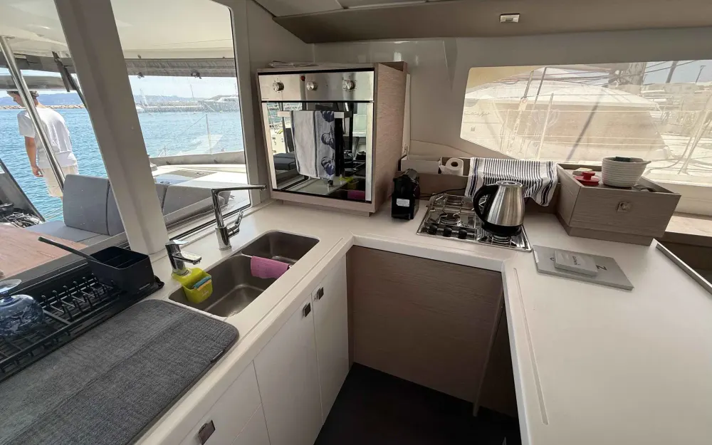 slider 19 Fountaine Pajot Astrea 42