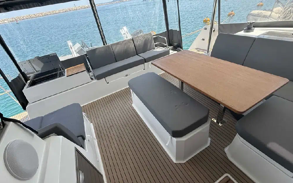 slider 22 Fountaine Pajot Astrea 42