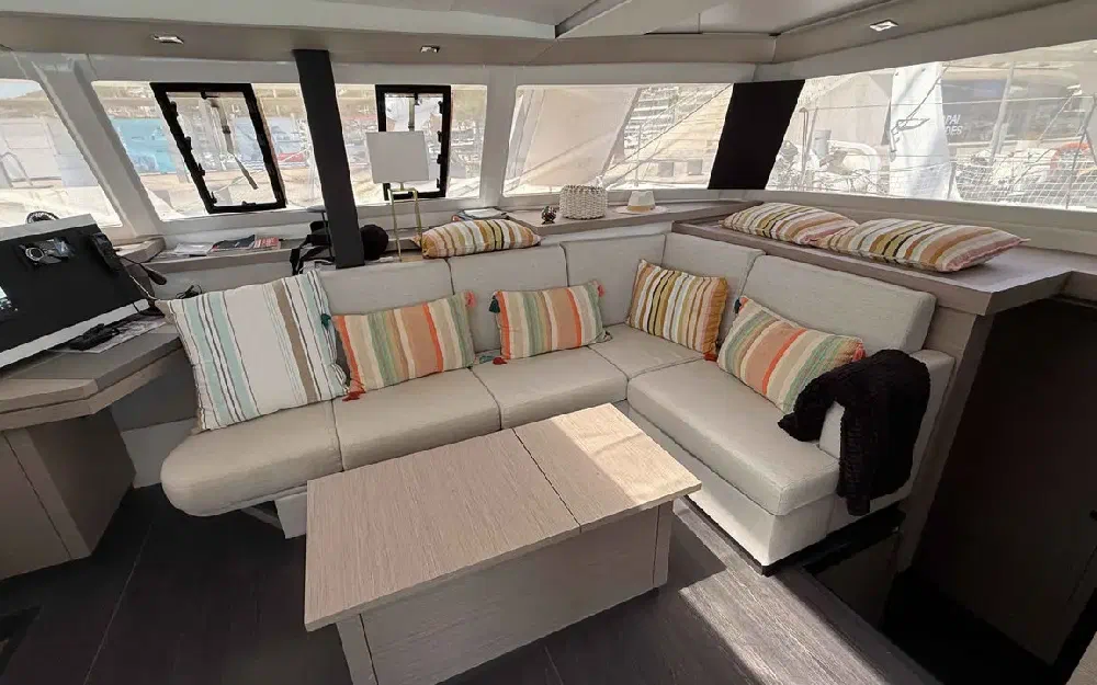 slider 31 Fountaine Pajot Astrea 42