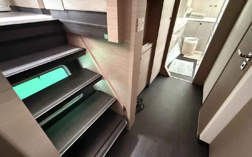 slider 32 Fountaine Pajot Astrea 42