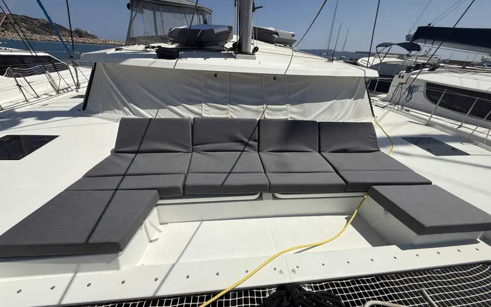 slider 3 Fountaine Pajot Astrea 42