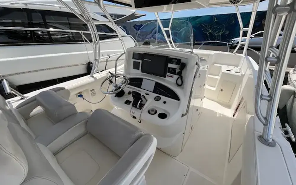 slider 11 Boston Whaler  320 Outrage