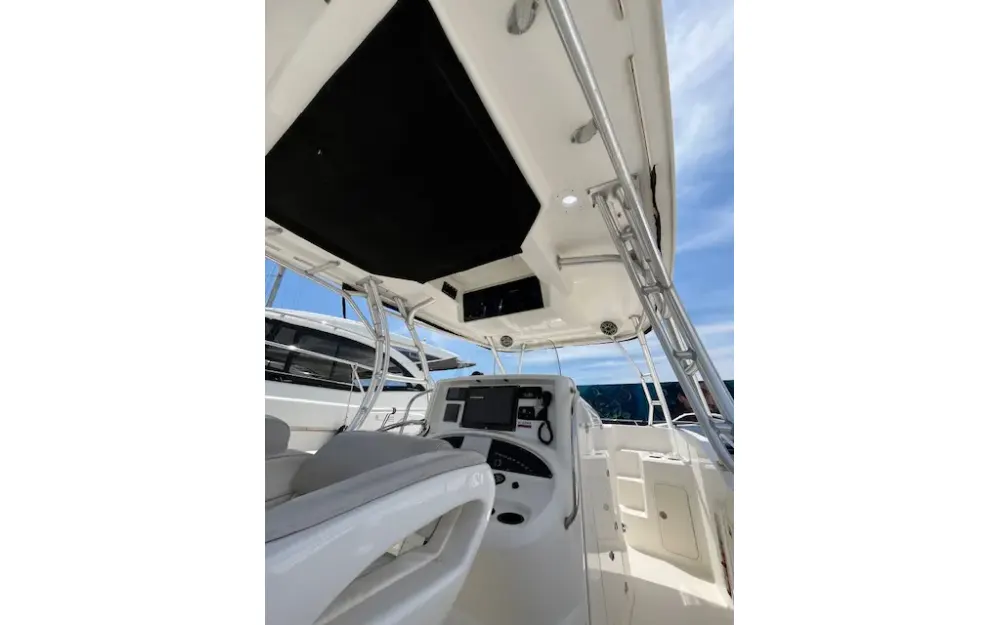 slider 13 Boston Whaler  320 Outrage