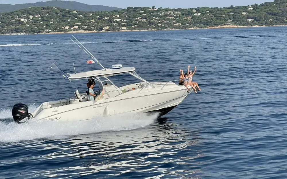 slider 4 Boston Whaler  320 Outrage - null