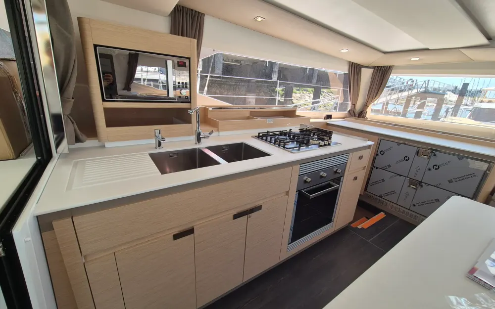 slider 18 Fountaine Pajot Aura 51