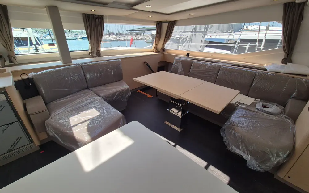 slider 20 Fountaine Pajot Aura 51