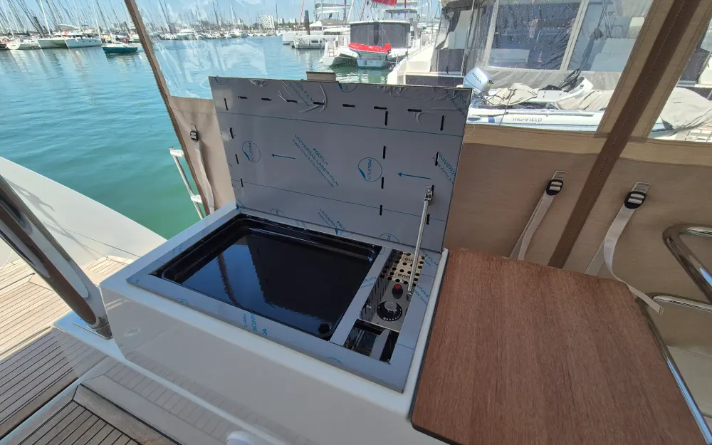 slider 21 Fountaine Pajot Aura 51