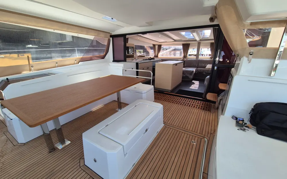 slider 23 Fountaine Pajot Aura 51