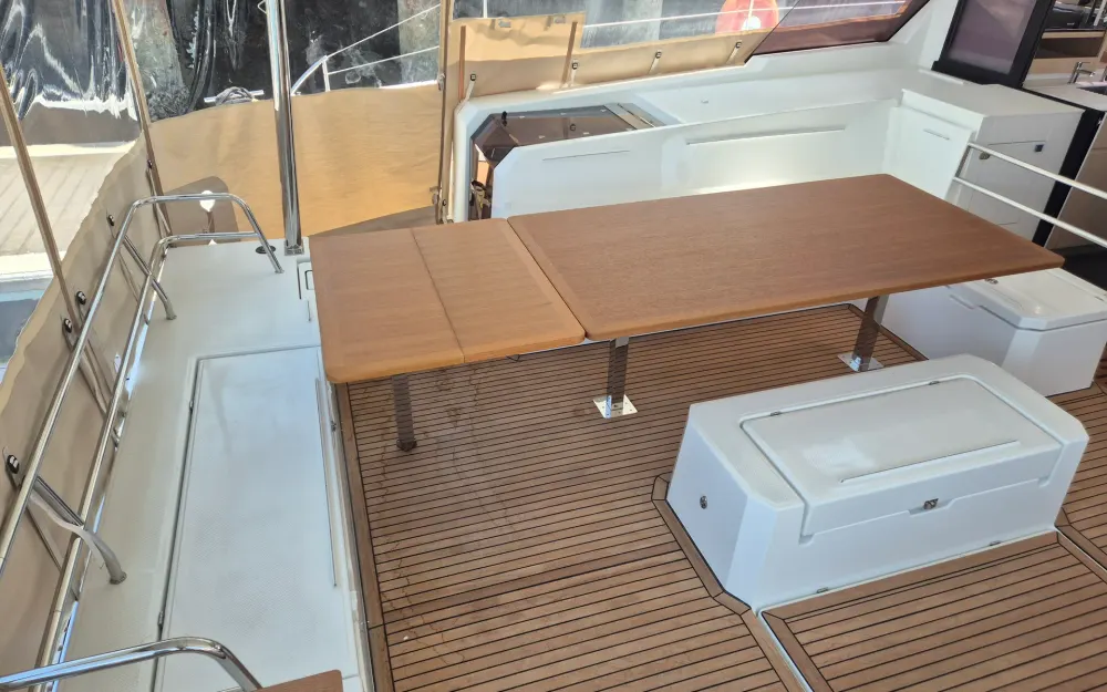 slider 25 Fountaine Pajot Aura 51