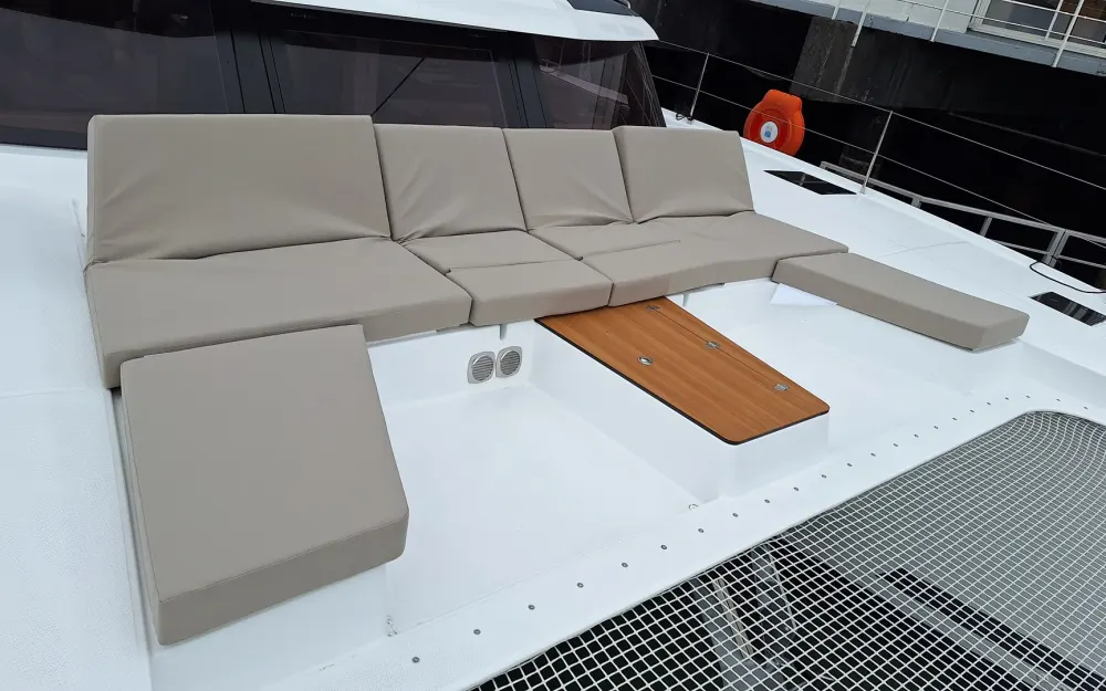 slider 2 Fountaine Pajot Aura 51