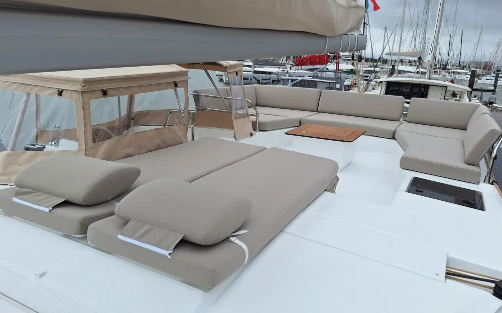 slider 3 Fountaine Pajot Aura 51