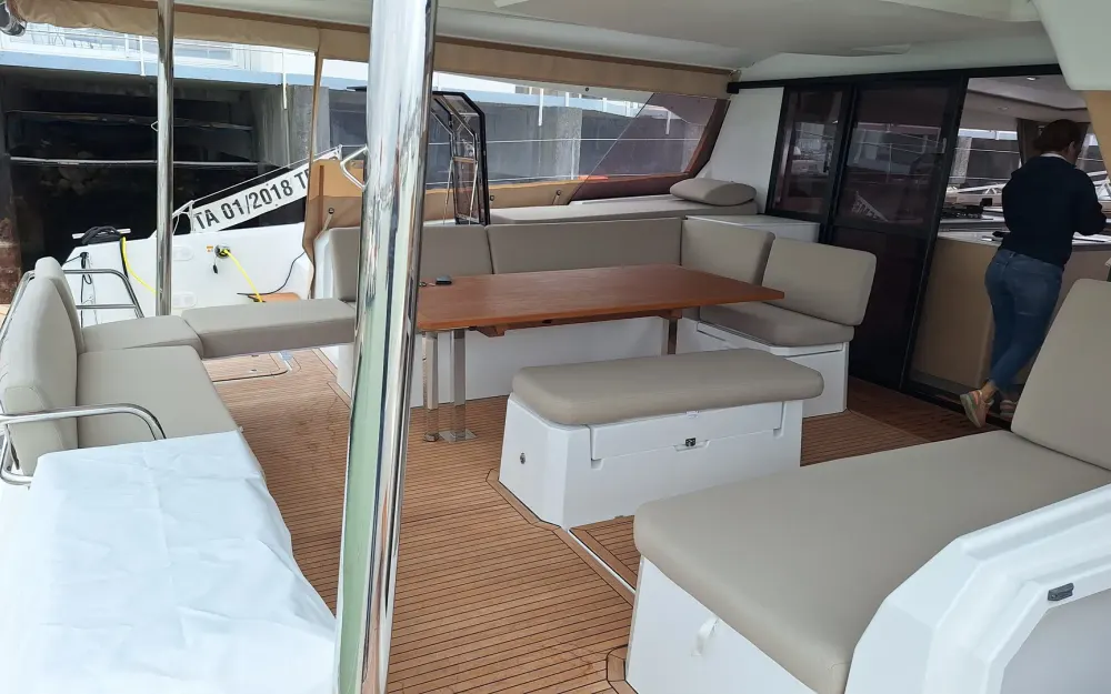 slider 4 Fountaine Pajot Aura 51