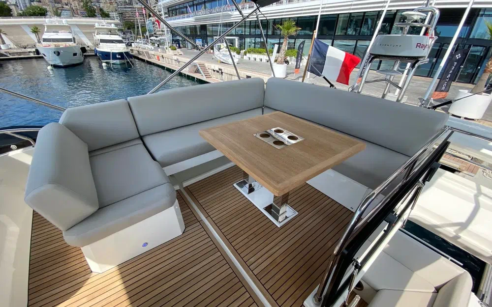 slider 10 Prestige Yachts 520 Fly