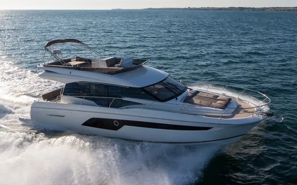 slider 1 Prestige Yachts 520 Fly
