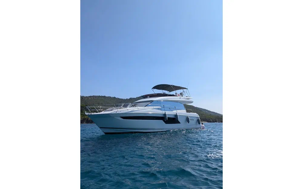 slider 2 Prestige Yachts 520 Fly