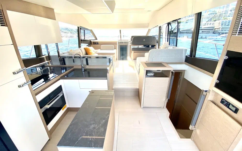 slider 4 Prestige Yachts 520 Fly