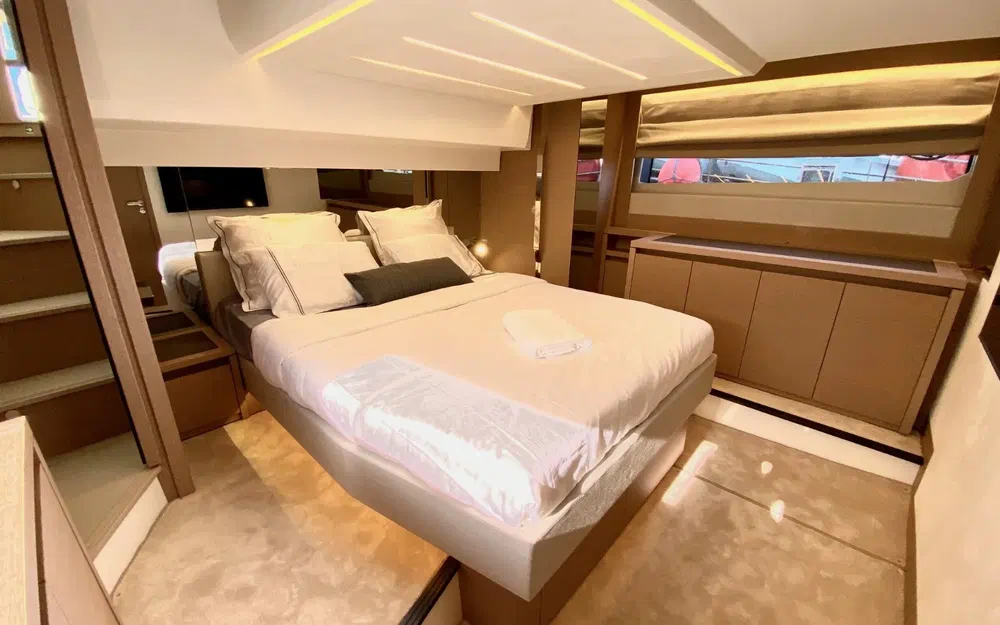 slider 7 Prestige Yachts 520 Fly