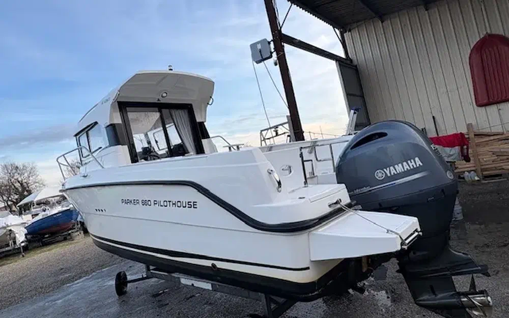 slider 5 Parker 660 Pilothouse
