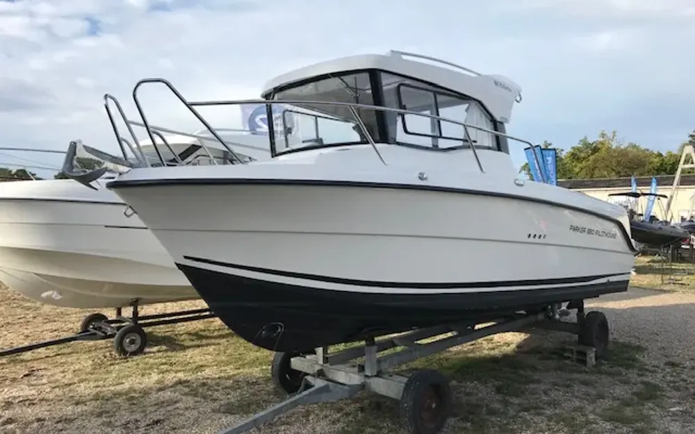 slider 0 Parker  660 Pilothouse