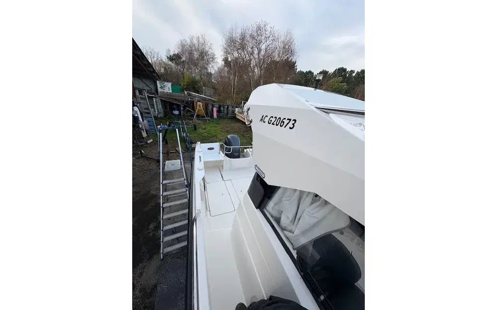 slider 9 Parker 660 Pilothouse