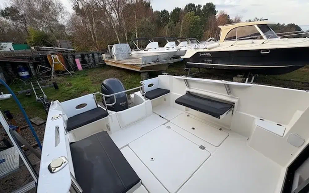 slider 10 Parker 660 Pilothouse
