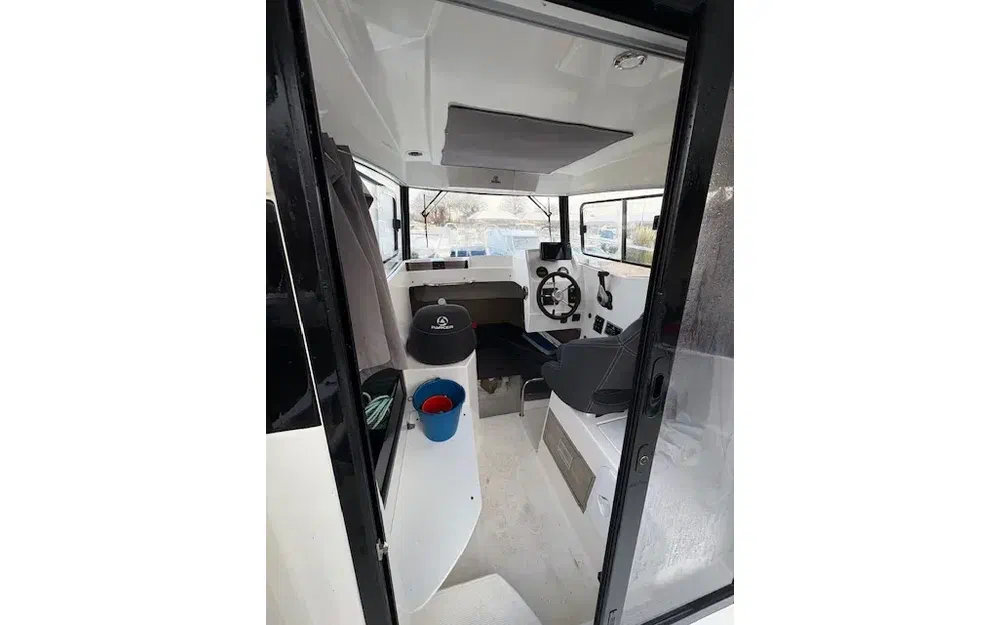 slider 11 Parker 660 Pilothouse