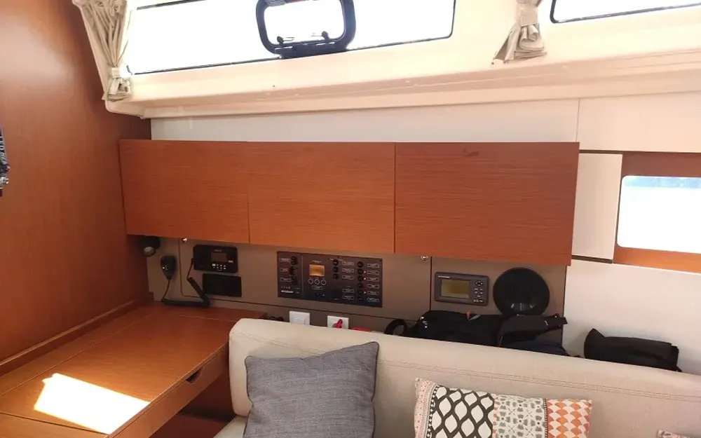 slider 53 Beneteau Oceanis 38.1