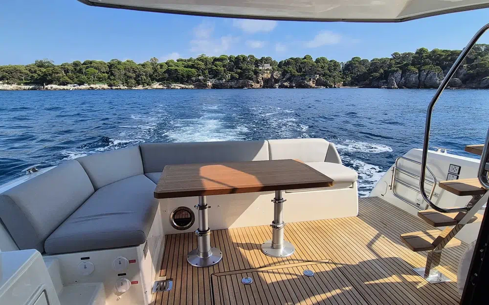 slider 1 Prestige Yachts 460 Fly